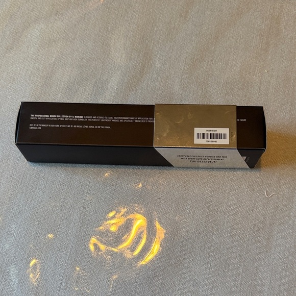 IL MAKIAGE Black and White Makeup Brush - Picture 3 of 3